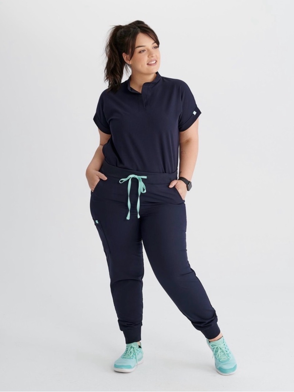 GARDE-MALADE Women’s One Pocket Scrub Top in Navy